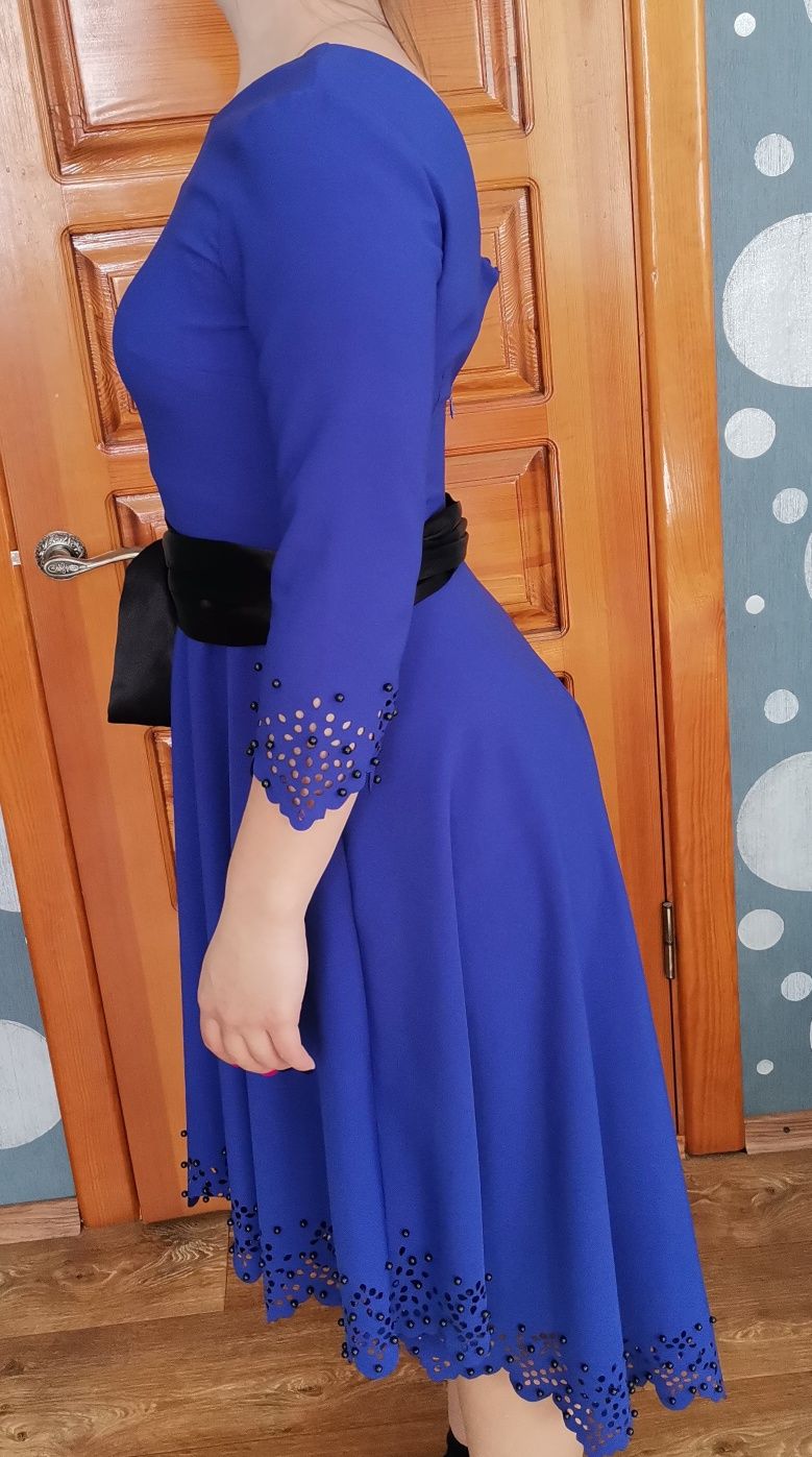 Сукня синя з шлейфом