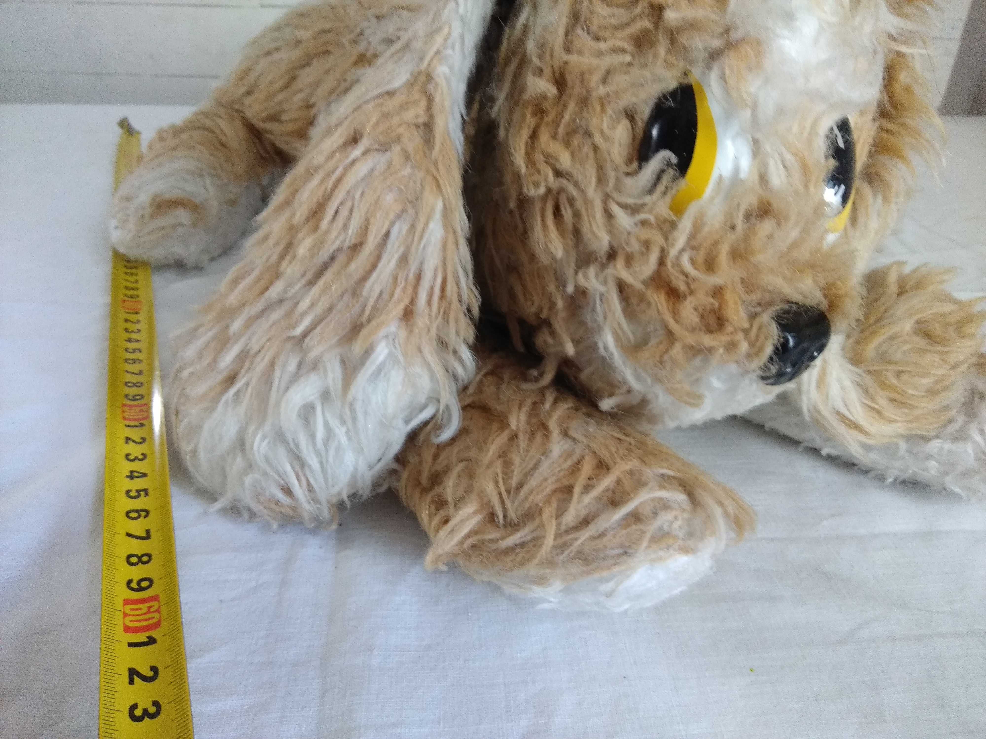 cao de peluche deitado