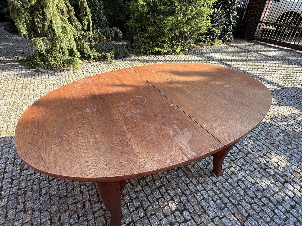 Owalny stół, 5 krzeseł i fotel