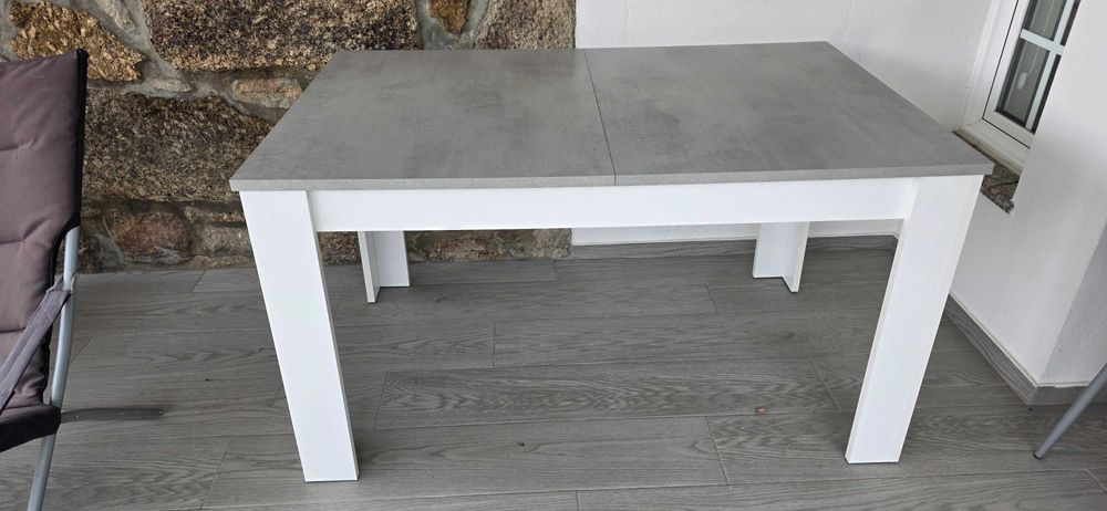 Mesa extensível com 4 cadeiras