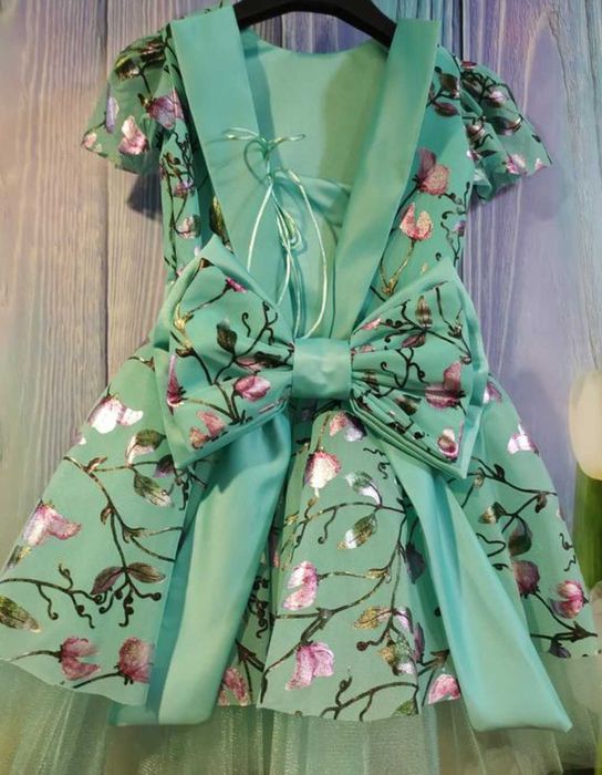 Пишне красиве плаття м''ятного кольору з  ніжним блиском на візерунку.