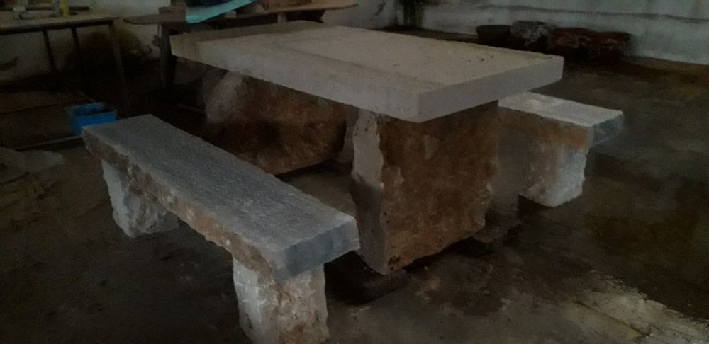 Mesa em pedra grande rústica. 240 cm comprimento