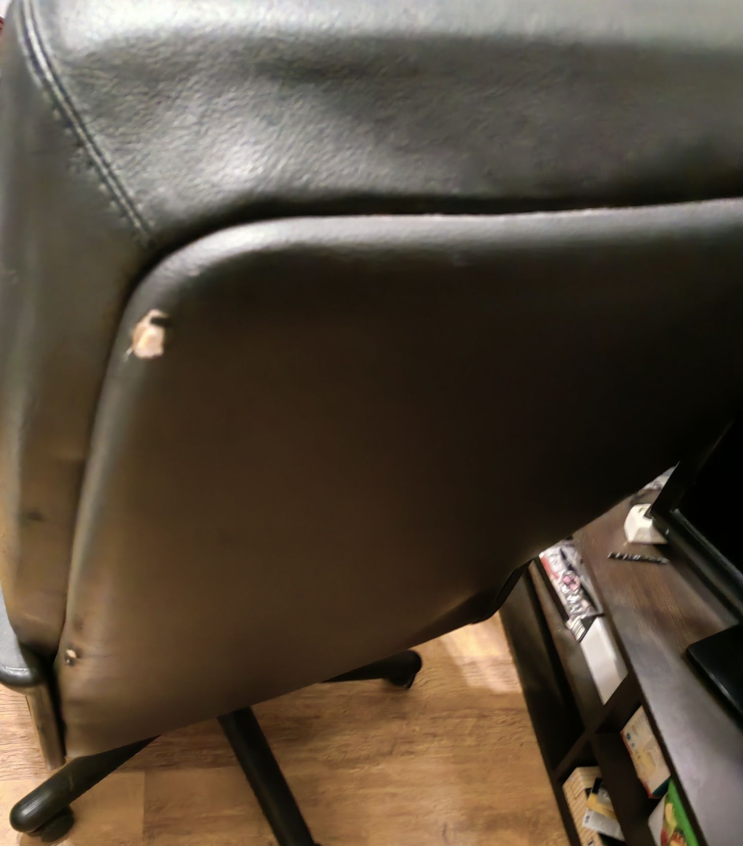 Fotel obrotowy biurowy czarna skóra. Wygodny