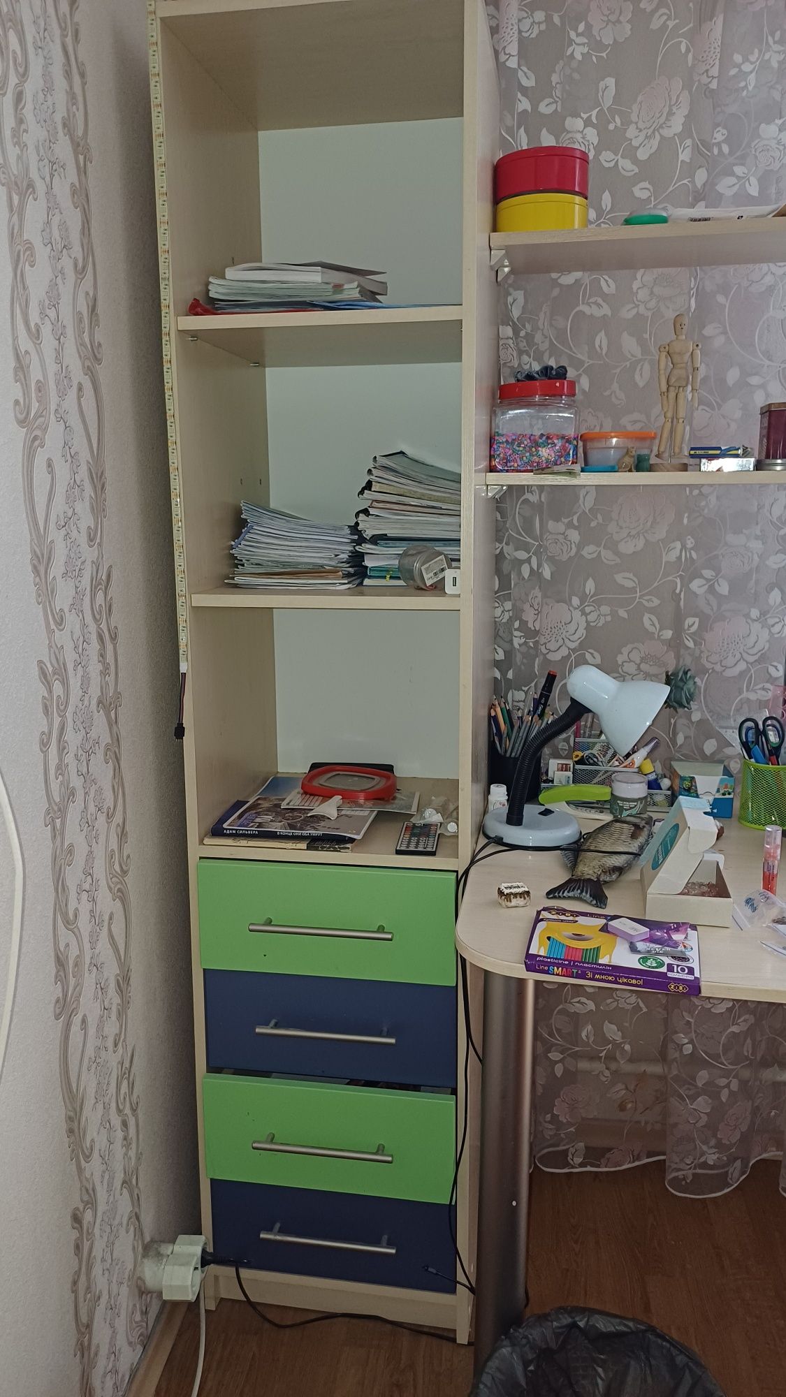 Меблі ( шафа купе, стіл, пенал)