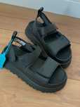 Босоніжки UGG ,в чорному кольорі