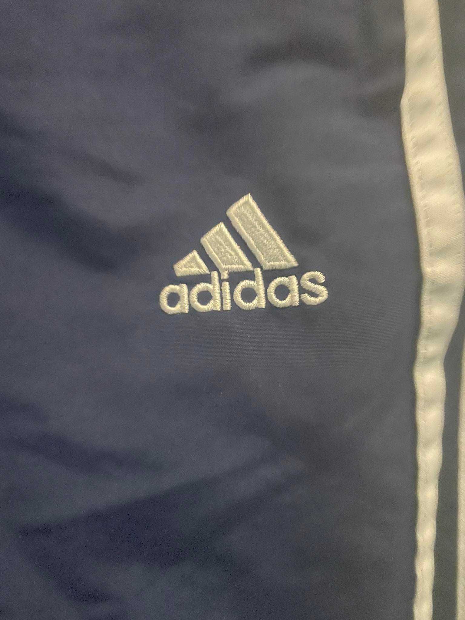 Niebieskie spodnie adidas