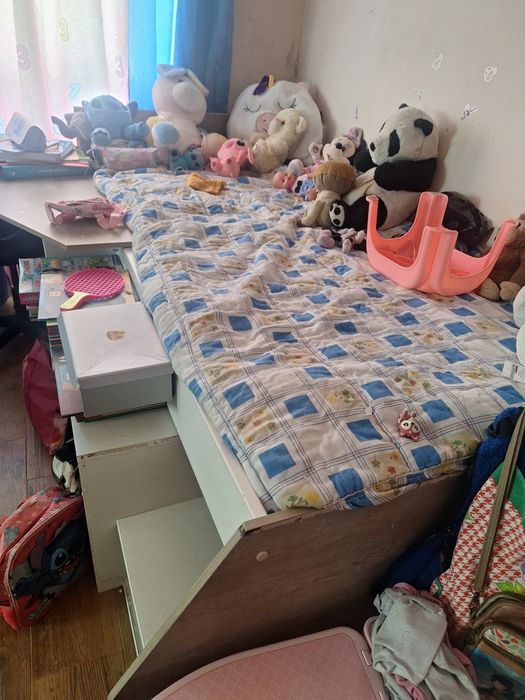 Cama com escravaninha e com arrumação por baixo