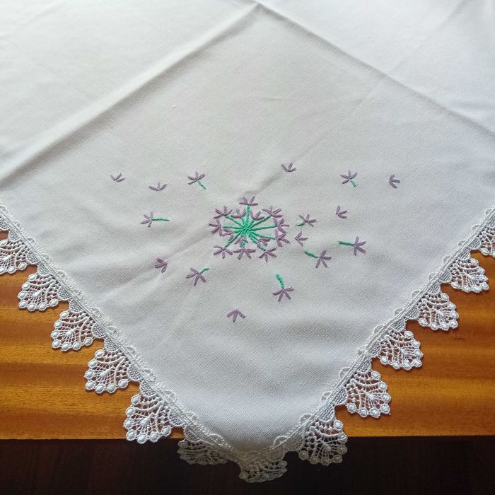 kremowy obrusek 78cm x78cm haft ręczny ,z gipiurą