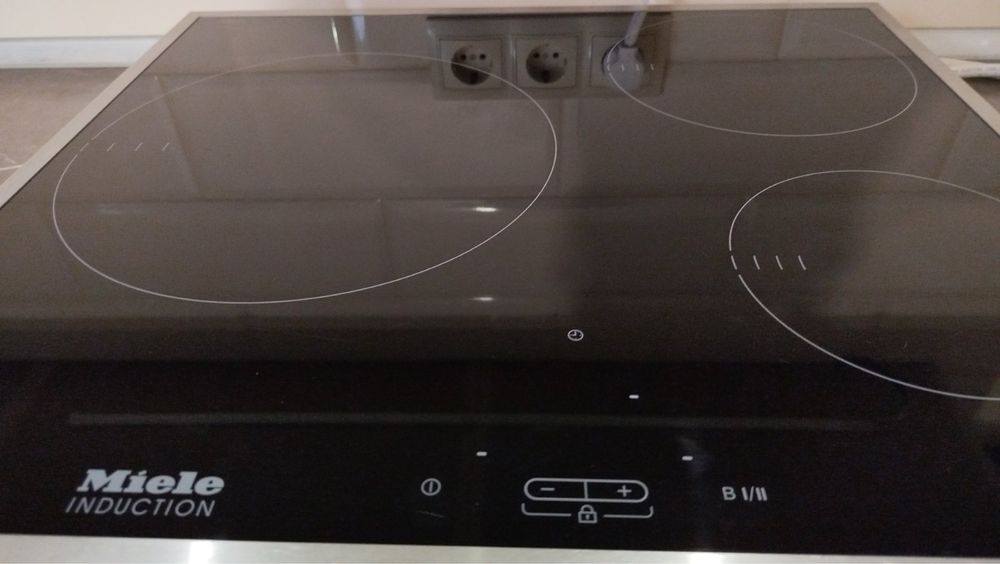 Індукційна варильна поверня Miele KM 6113