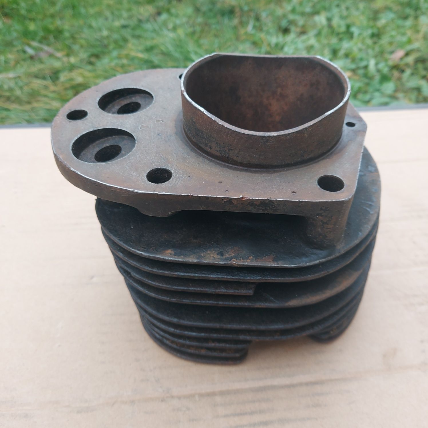 Niemiecki DDR żeliwny cylinder KS 600