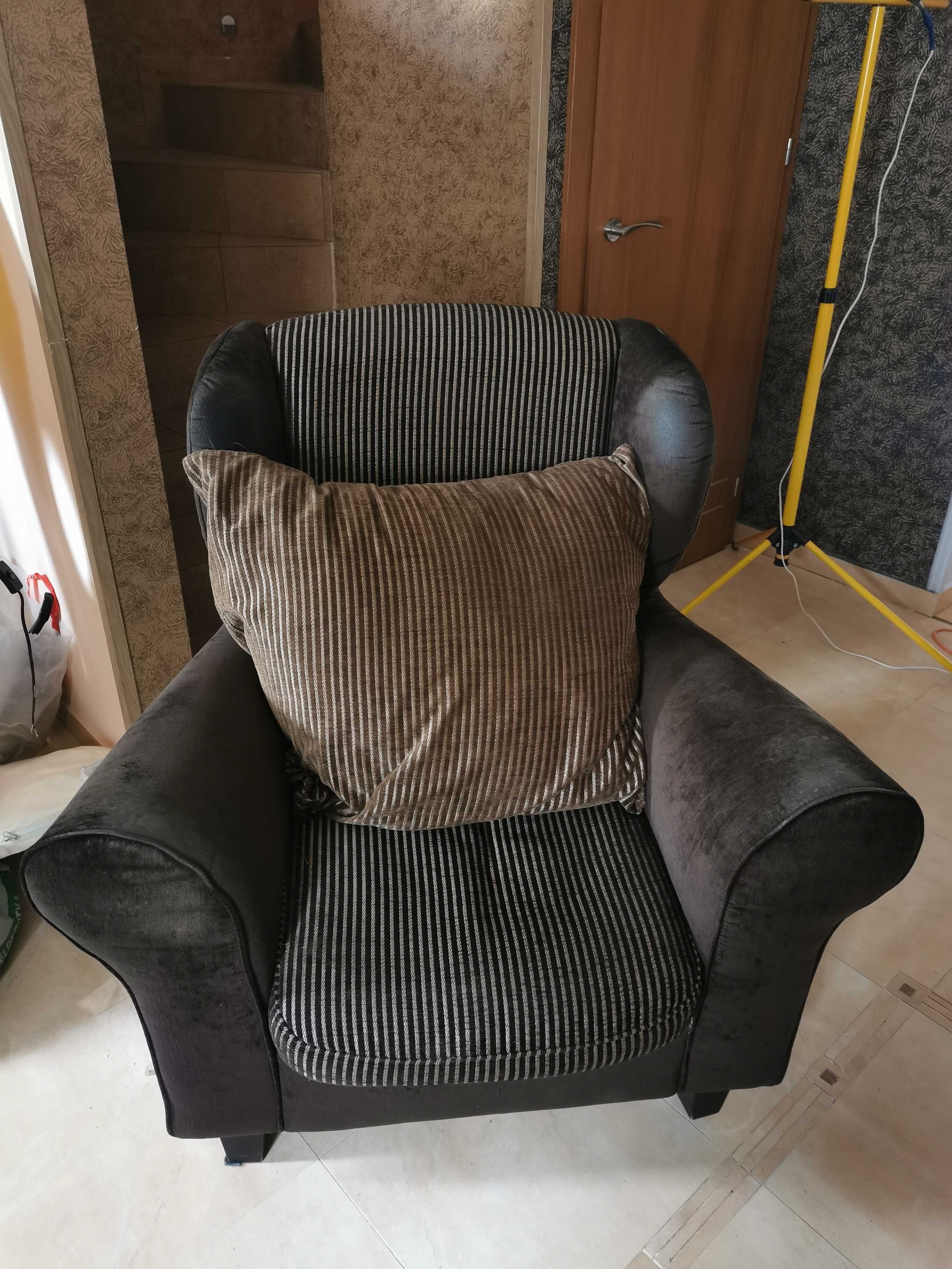 Zestaw mebli do salonu – sofa z poduchami i fotel