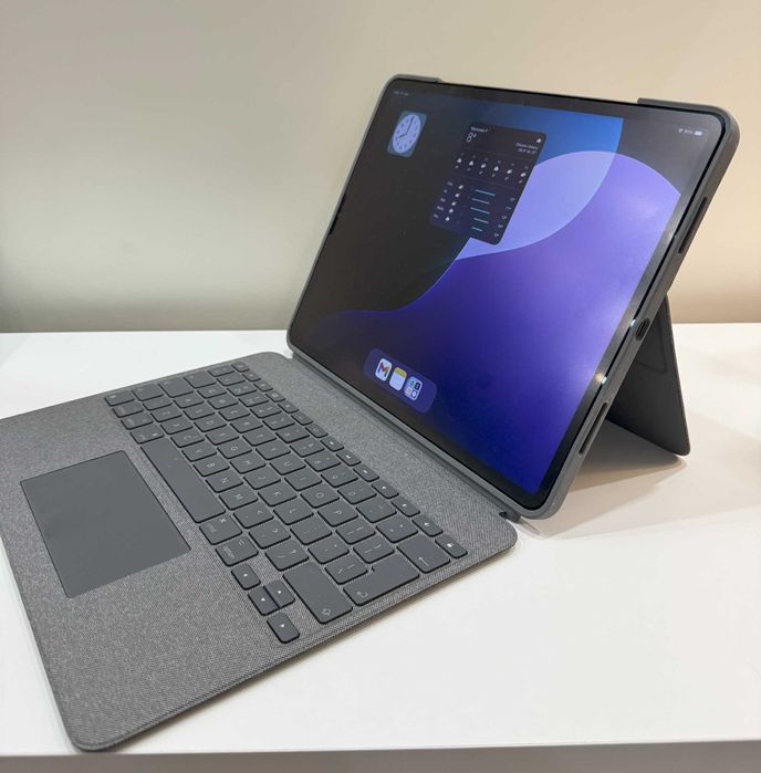 iPad Pro 12,9″ (5. gen) + Logitech Combo Touch, case Spigen - stan bdb