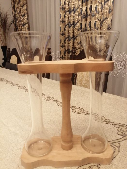 Wazony w drewnianej oprawie.