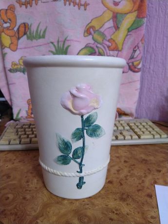 Продам ваза белая  с розой розовой