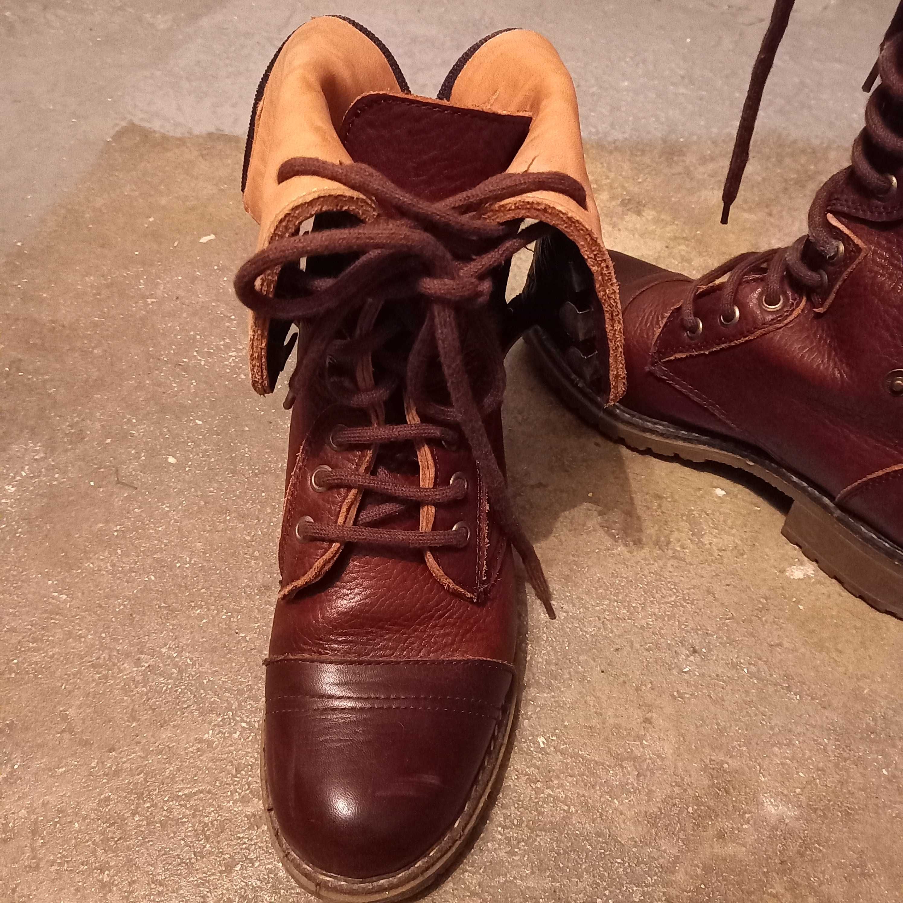 Botas com cordões em couro