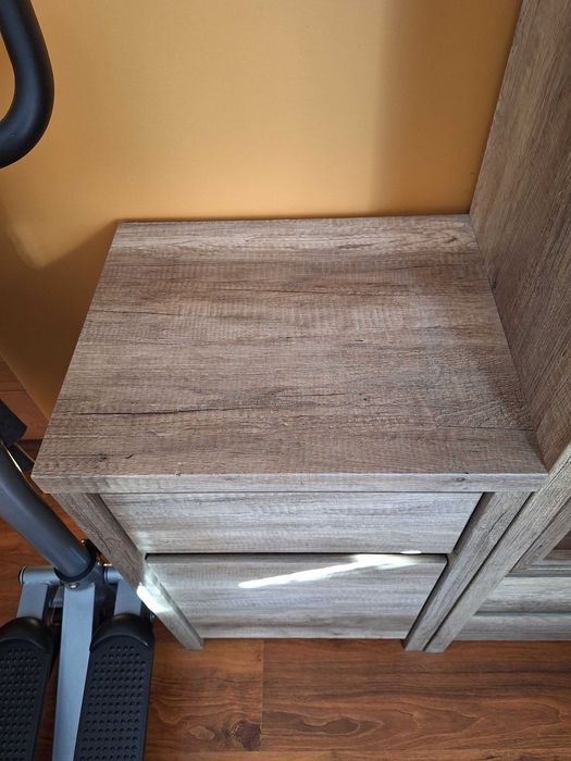 Komoda z drzwiami i szufladami efektowna