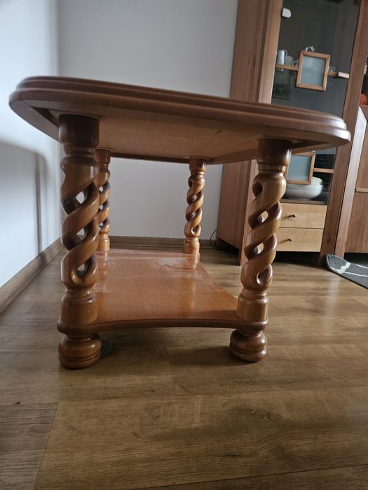 Drewniana ława idealna jako podstawka