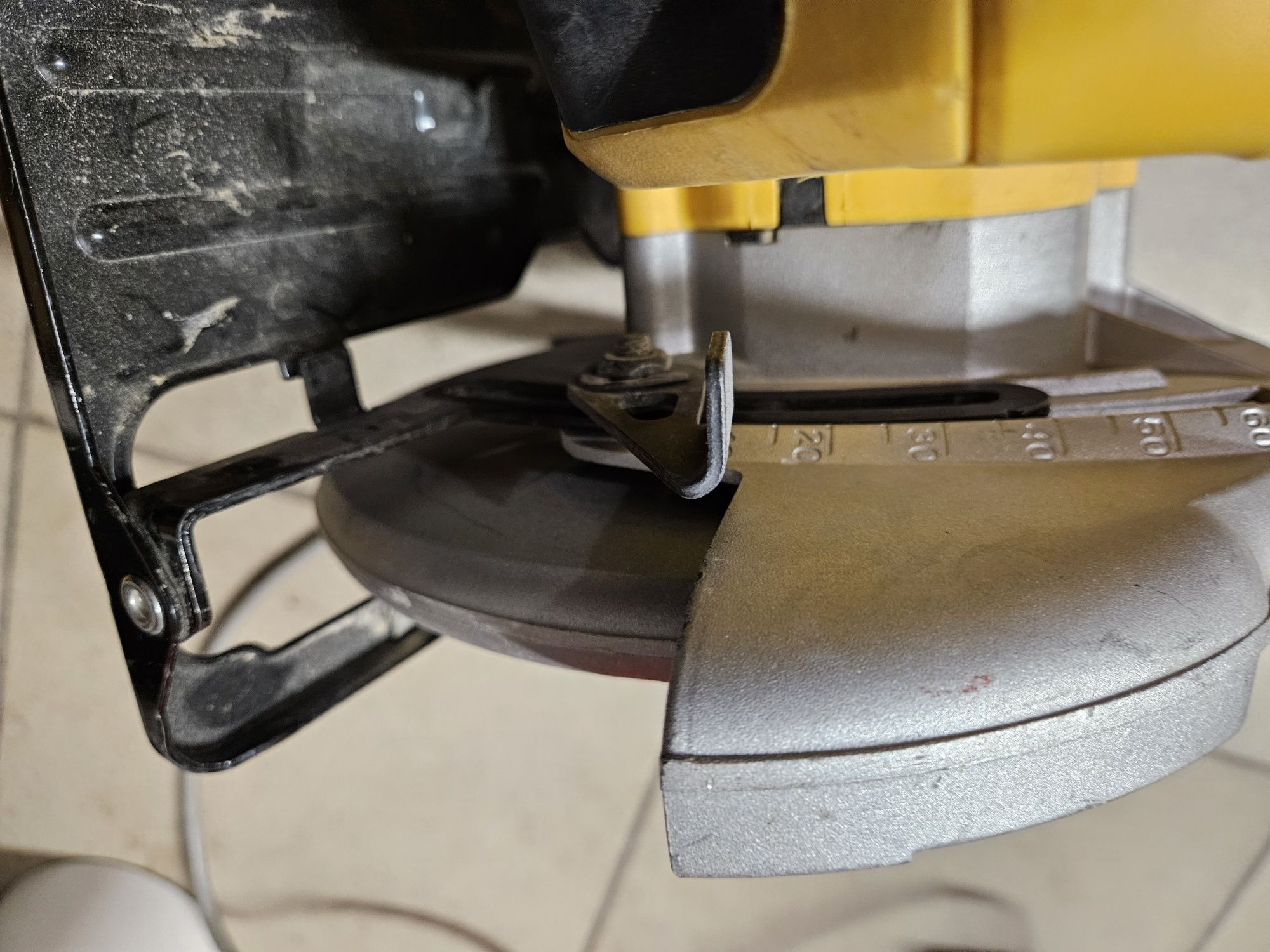 Pilarka Dewalt Dwe560