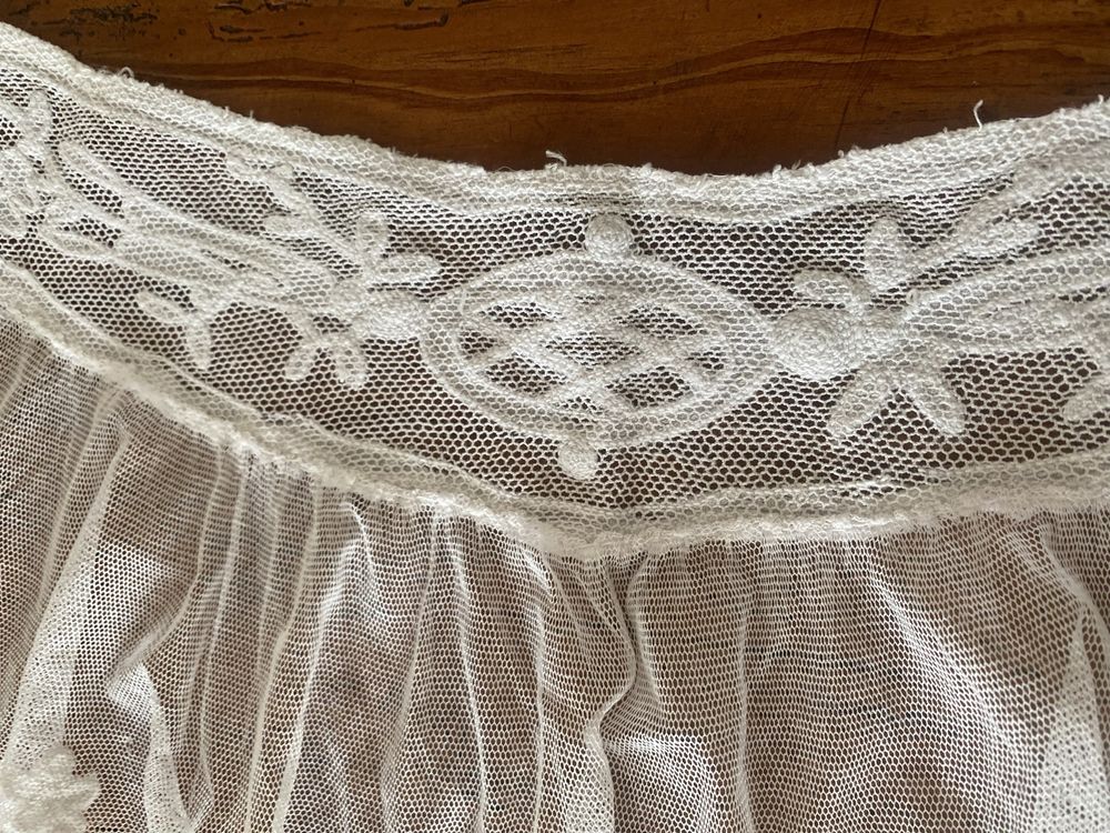 Penteador / gola renda em tule bordado antigo