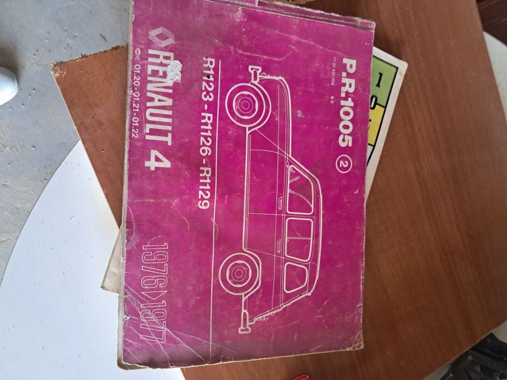 Livro antigo da Renault quatro L