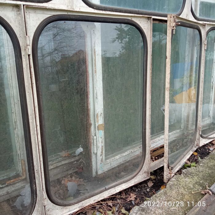 Рама б/в із лоджиї, залізна. Рама б/в із балкона дерев"яна.