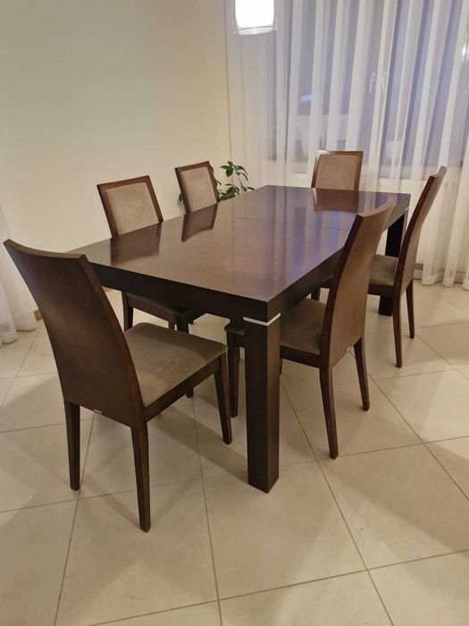 stół z drewna i 6 krzeseł