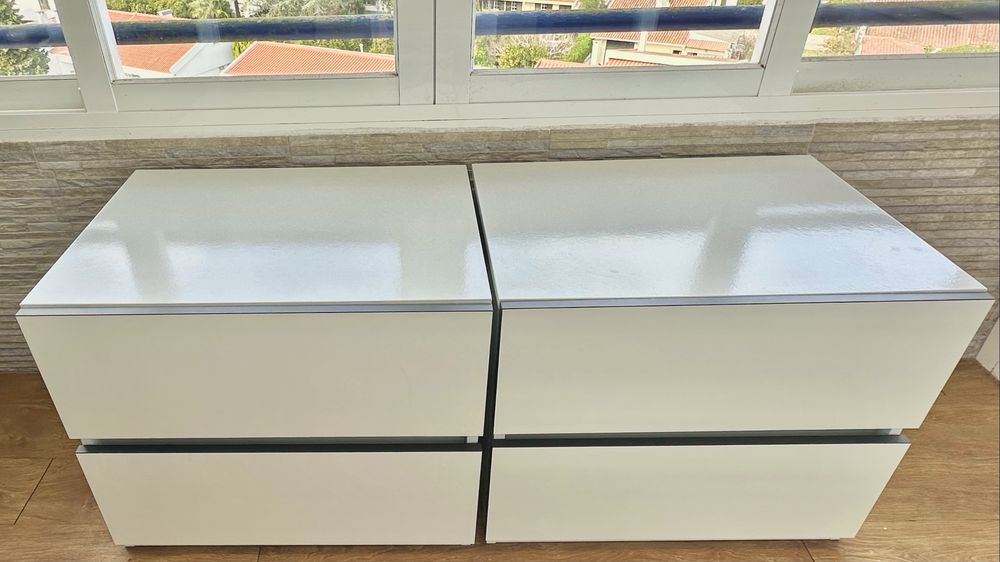 Mesa de cabeceira e espelho