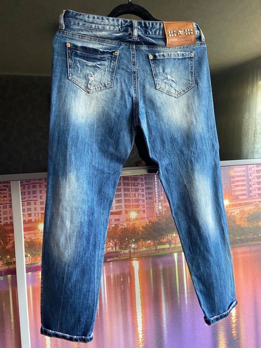 рваные модные стильные джинсы брйфренды