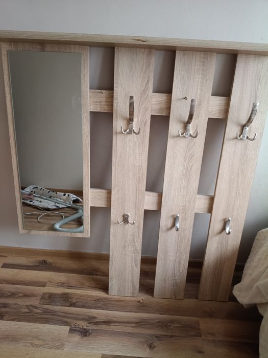 Wieszak na ubrania z lustrem