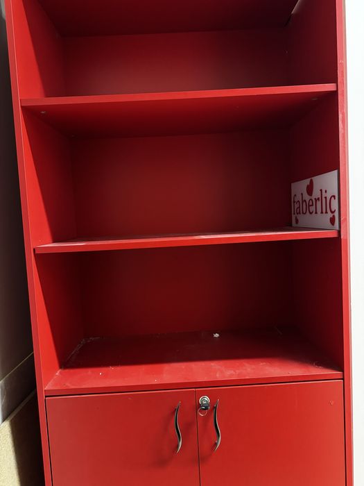 Поличці, вітрини, стіл, шафа