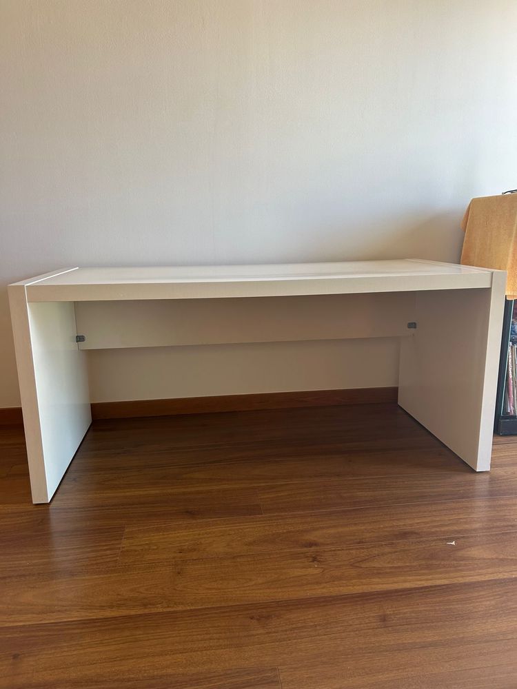 Mesa de estudo branca