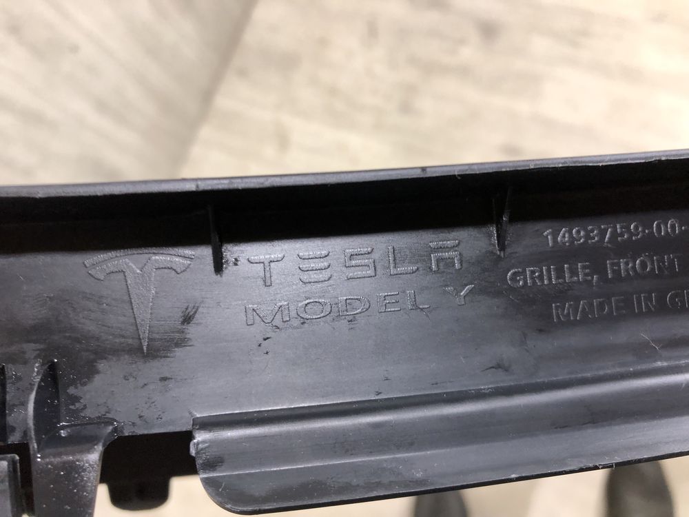 Бампер передний решетка средняя Tesla Model Y решітка