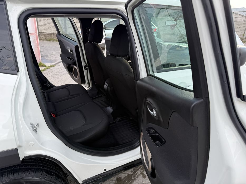 Білий Jeep Renegade Sport 2016 року