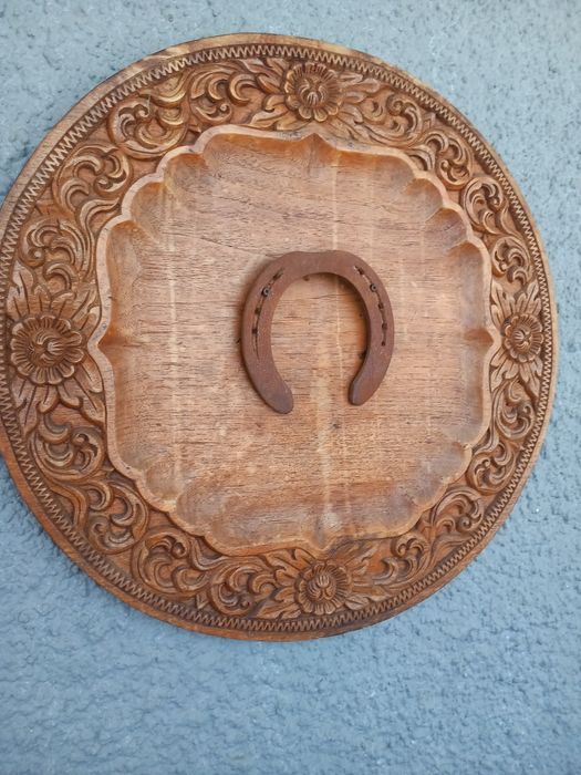 Jugo antigo mais moldura em madeira.