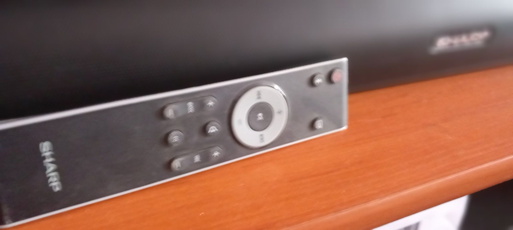 Sharp soundbar i subwoofer.