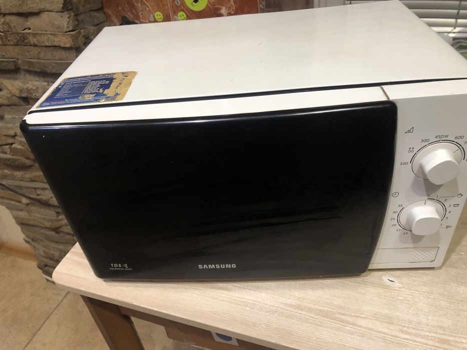 Продам мікрохвильова піч Samsung ME81KRW-1/BW