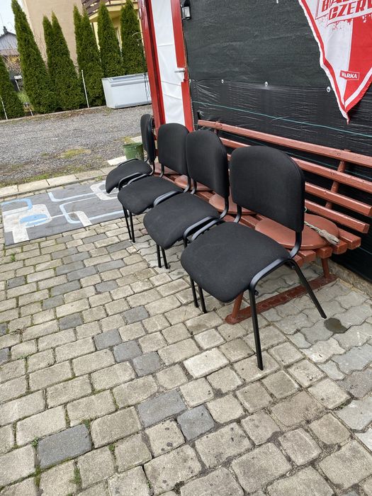 4 krzesła w czarnym kolorze