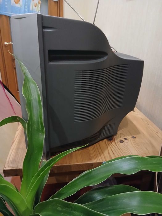 Телевізор Samsung Plano з приставкою Т2 та пультами