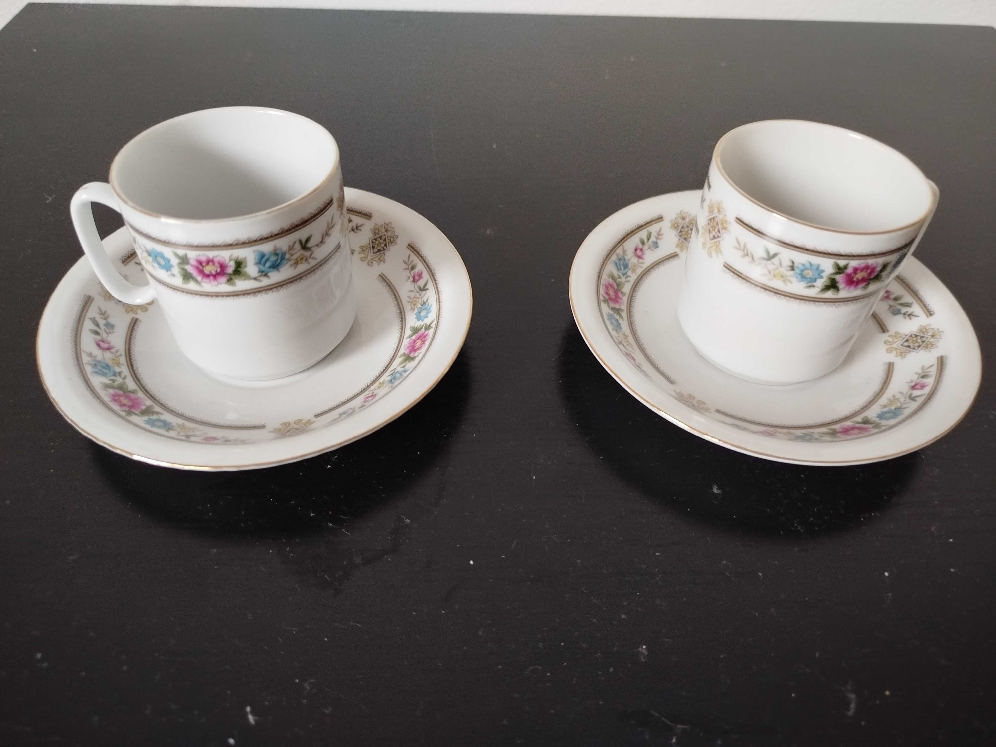 Três chávenas de café duas iguais e uma diferente