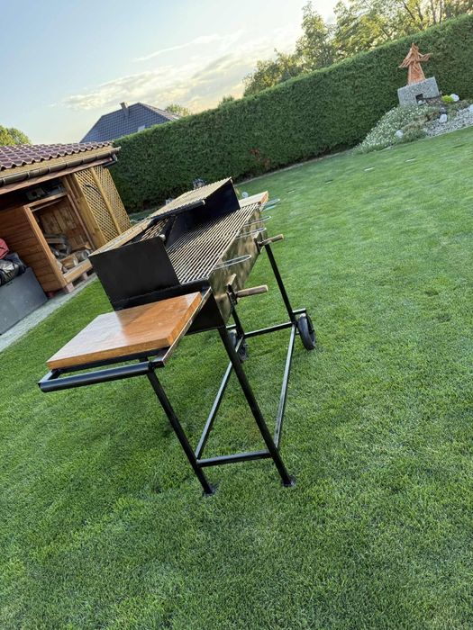 Duży grill mobilny,solidny.