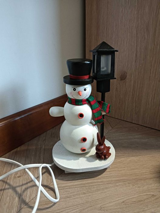 Bałwanek drewniany lampka stołowa na kabel