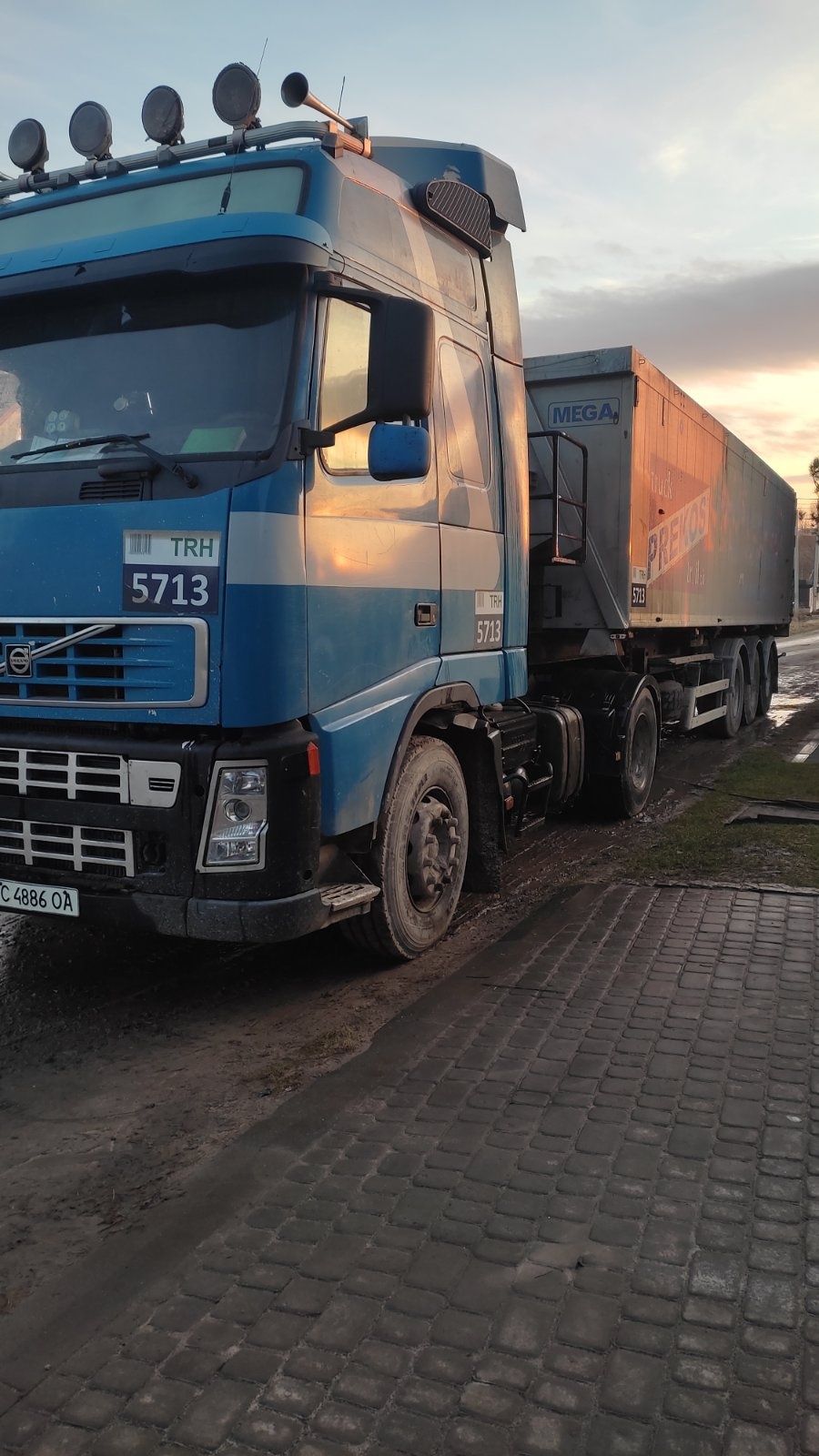 Volvo fh 12 2004р 11000$, причіп mega 2008 р17000$,