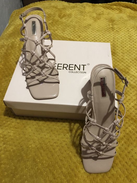 Sandálias em verniz Tam.40