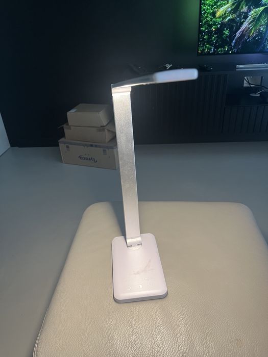 Lampka biurkowa z możliwością ładowania