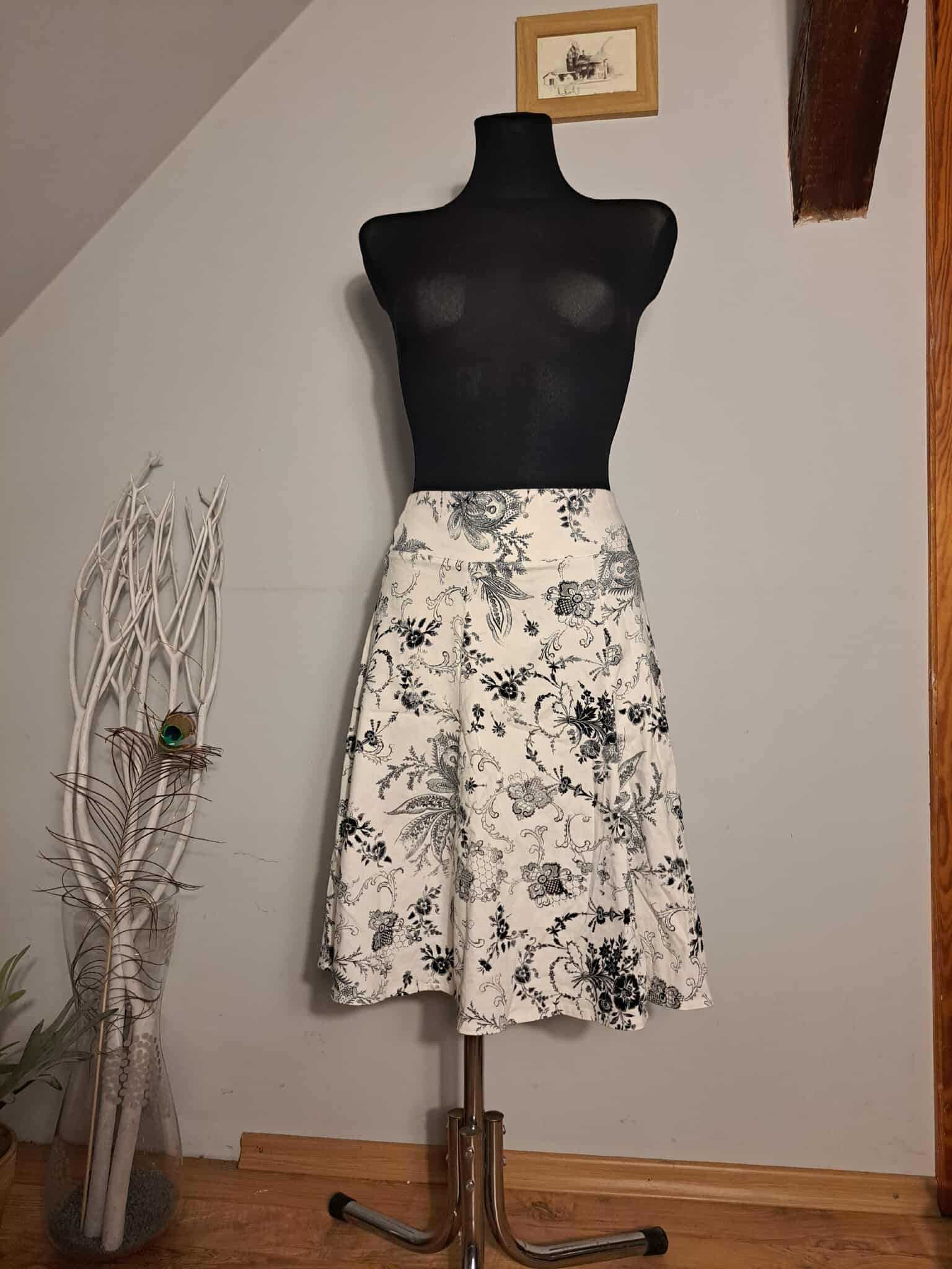 Spódnica SPUNK rozkloszowana biało-czarna kwiatowy wzór midi elegancka