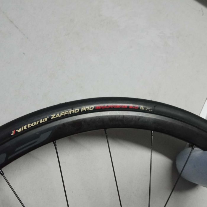 Rodas fulcrum racing 6 com discos e pneus.