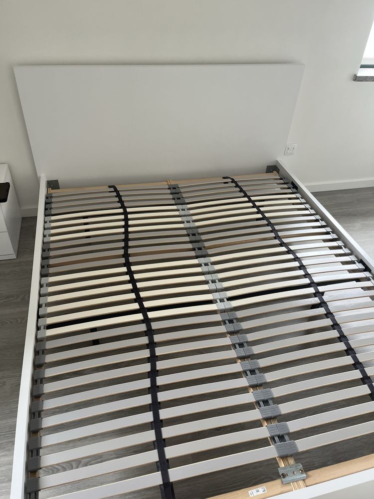 Cama de 160x200cm com lateral danificada