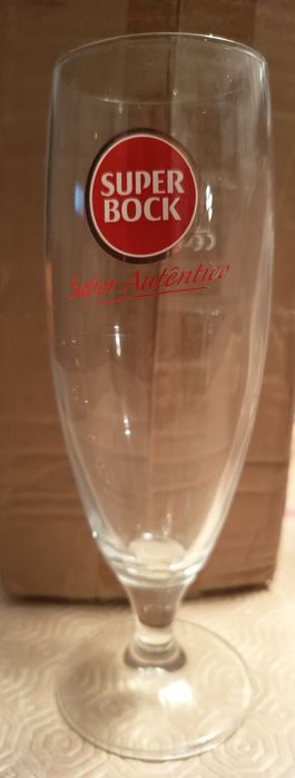 Copos altos de cerveja diferentes marcas