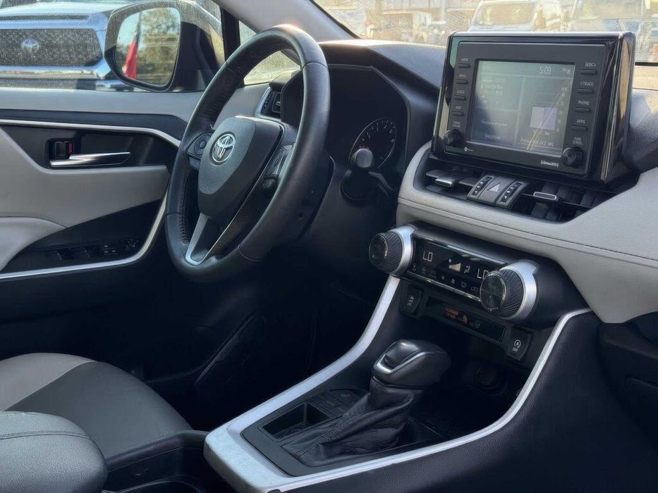 Toyota RAV4 XLE Premium      2021