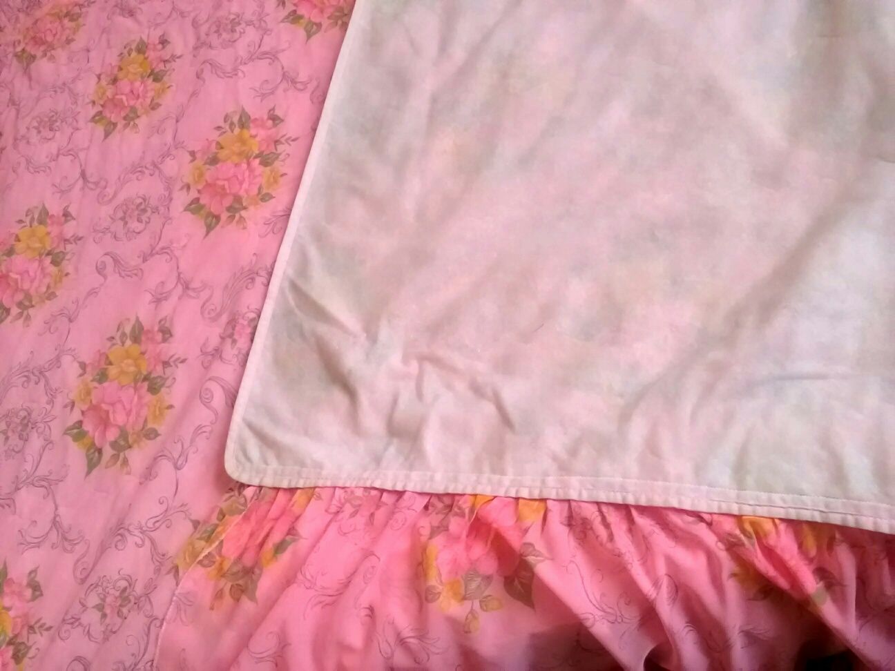 Велике рожеве покривало на ліжко